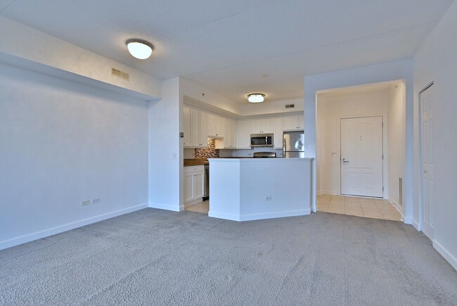 Building Photo - Bright & Spacious Condo in Great Location!