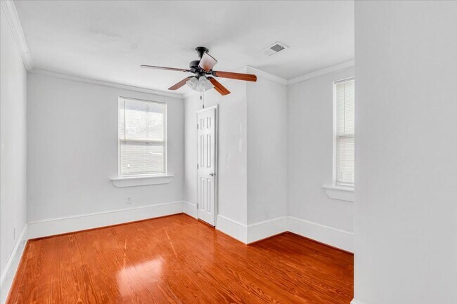 Building Photo - Beautiful 4 bedroom home downtown