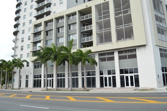 Building Photo - Altos De Miami