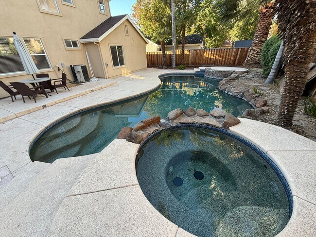 Building Photo - 5 bedrooms located in Redbridge Gated Community!