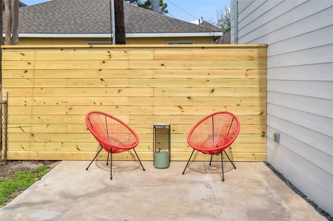 Building Photo - 323 E 24th St