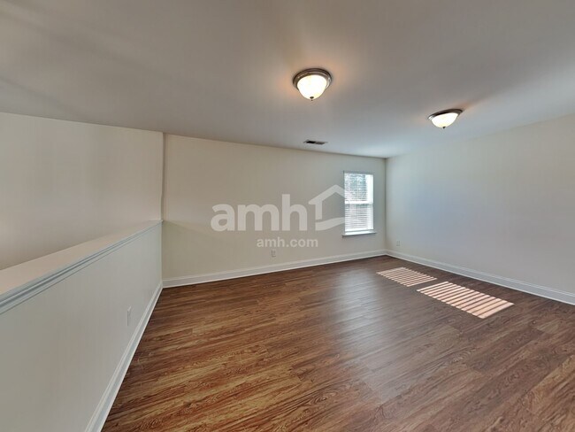 Building Photo - 245 Lake Vista Dr