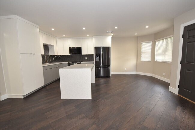 Building Photo - Stunning 2-Bedroom, 2-Bathroom Condo Located at The Lakes!