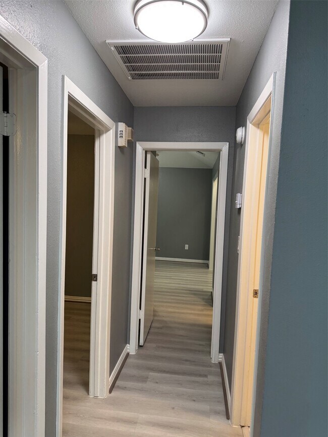 Building Photo - 7511 Log Cradle Dr