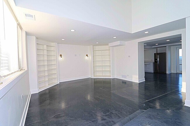 Building Photo - 6337 Roosevelt Rd