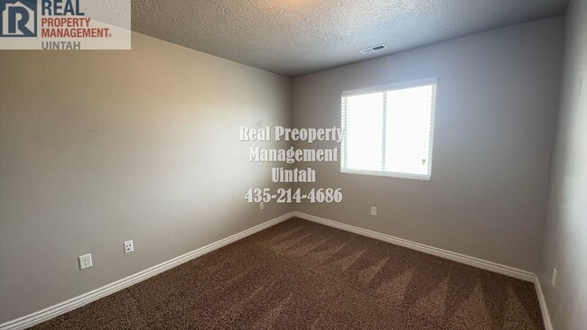 Building Photo - Cozy 3 Bedroom 2 1/2 Bath Condo
