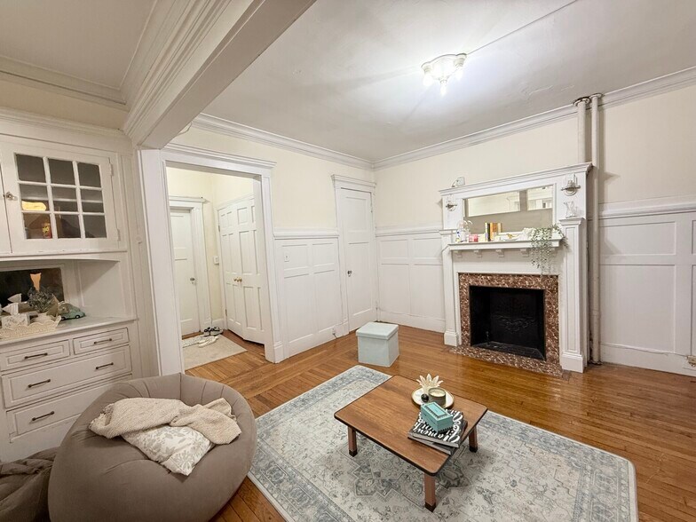 Building Photo - 452 Park Dr