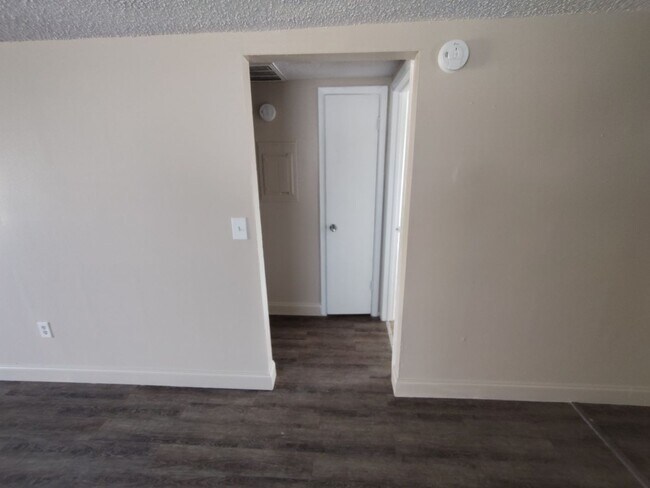 Building Photo - Enjoy the convenience and comfort of this 2/1 apartment in New Port Richey.