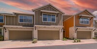 Building Photo - Fantastic Townhome w/Backard in Gated Comm...