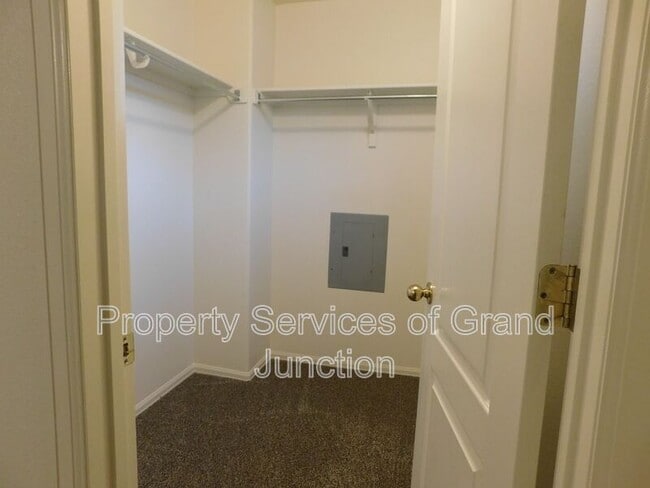 Building Photo - 3132 Shamrock Dr
