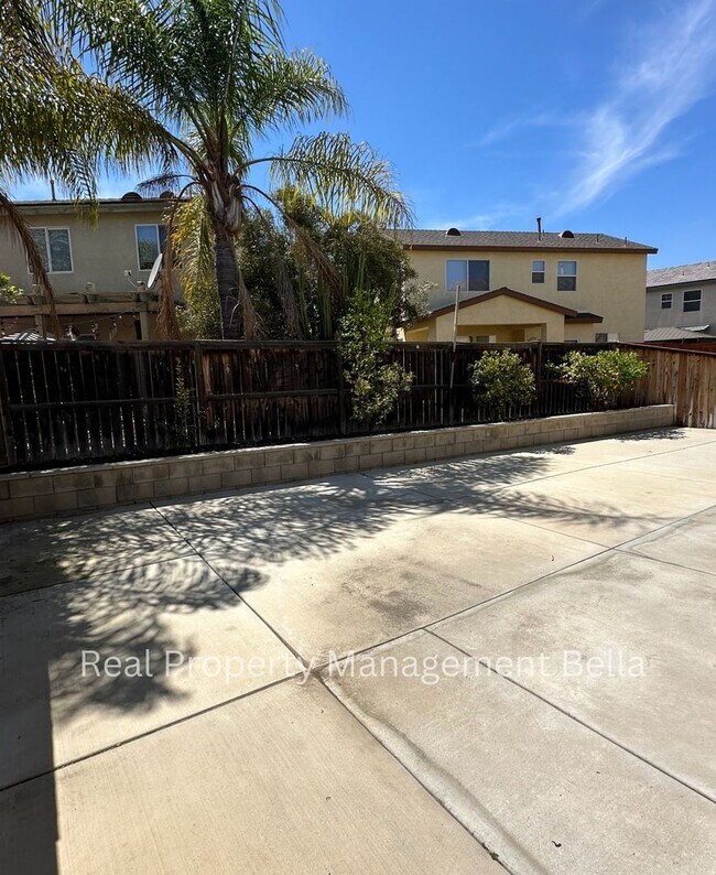 Building Photo - 3 Bed 3 Bath Perris Home w/ Office Space & Community Pool