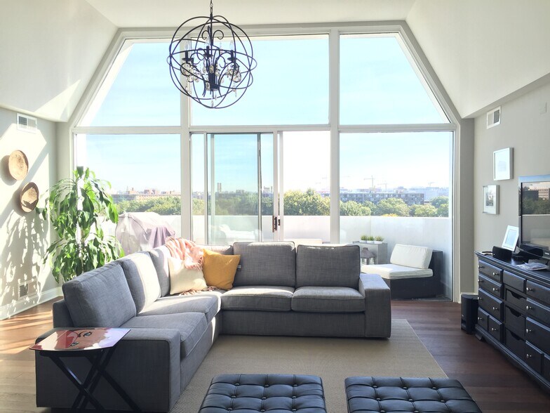 Building Photo - 700 7th St SW