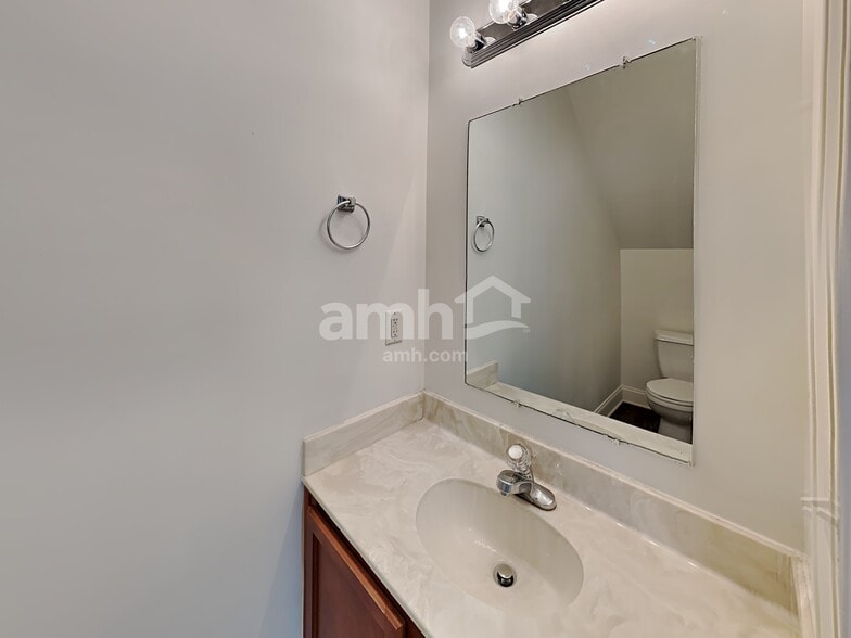 Building Photo - 2706 Erinridge Rd