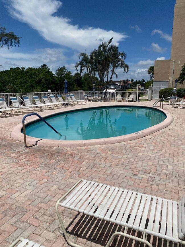 Building Photo - Great Condo in Pompano Beach Just West of ...