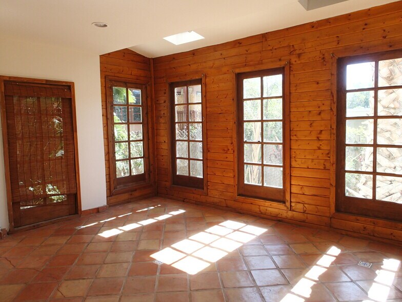 bed room/ sun room - 2047 Ivar Ave