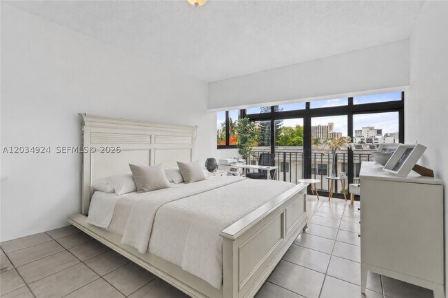 Building Photo - 575 Crandon Blvd