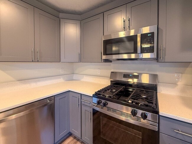 Building Photo - 505-507 NW Hillcrest Dr