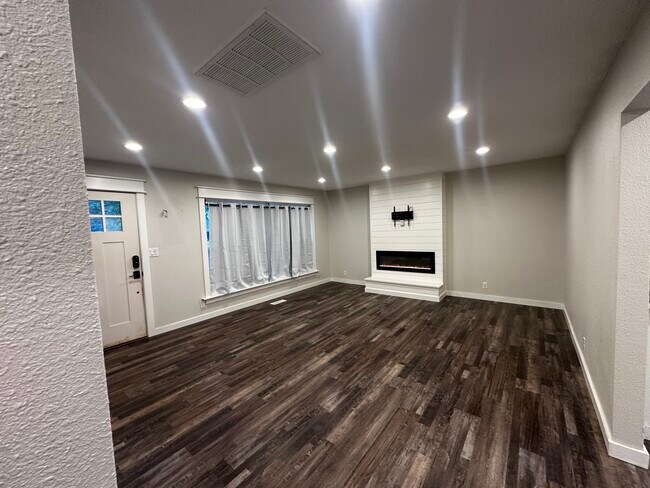 Building Photo - 340 SE 26th Ave