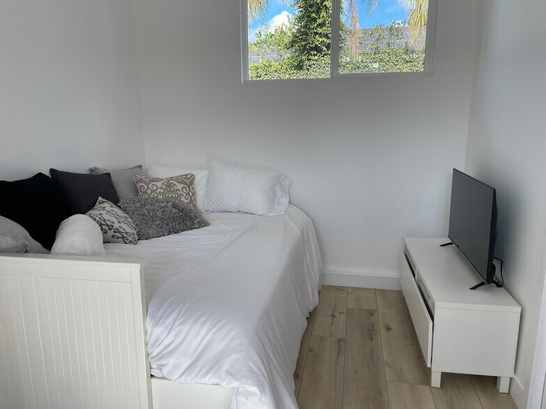 Building Photo - 6126 Alcove Ave