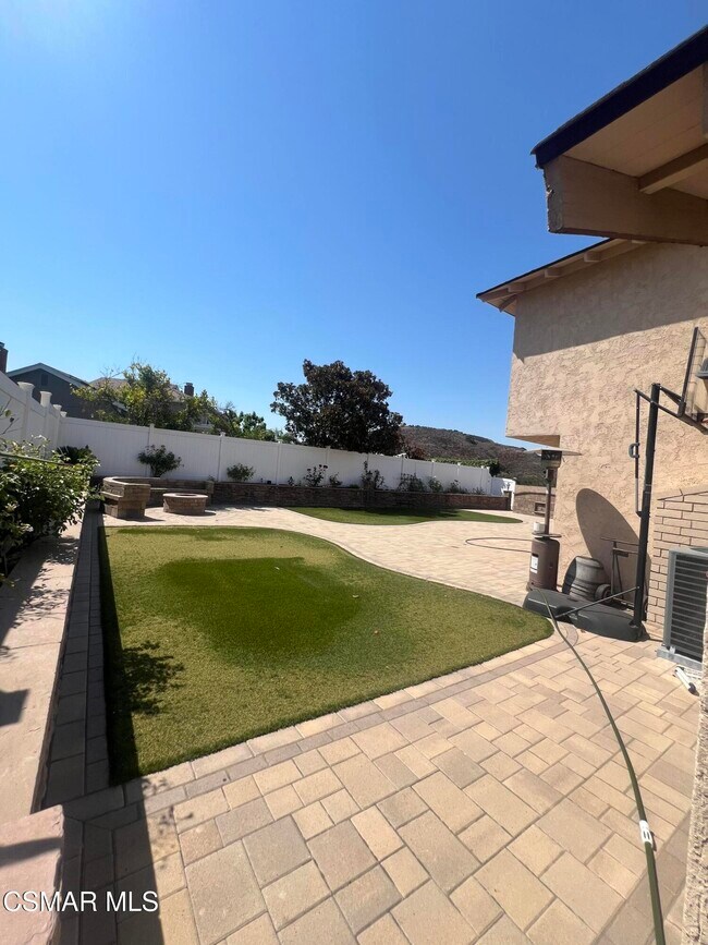 Building Photo - 334 W Avenida De Las Flores