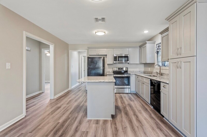 Building Photo - 109 Center Cir