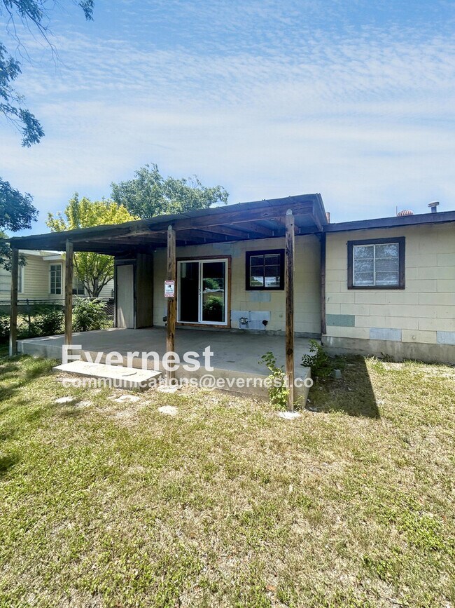 Building Photo - 618 Pilgrim Dr