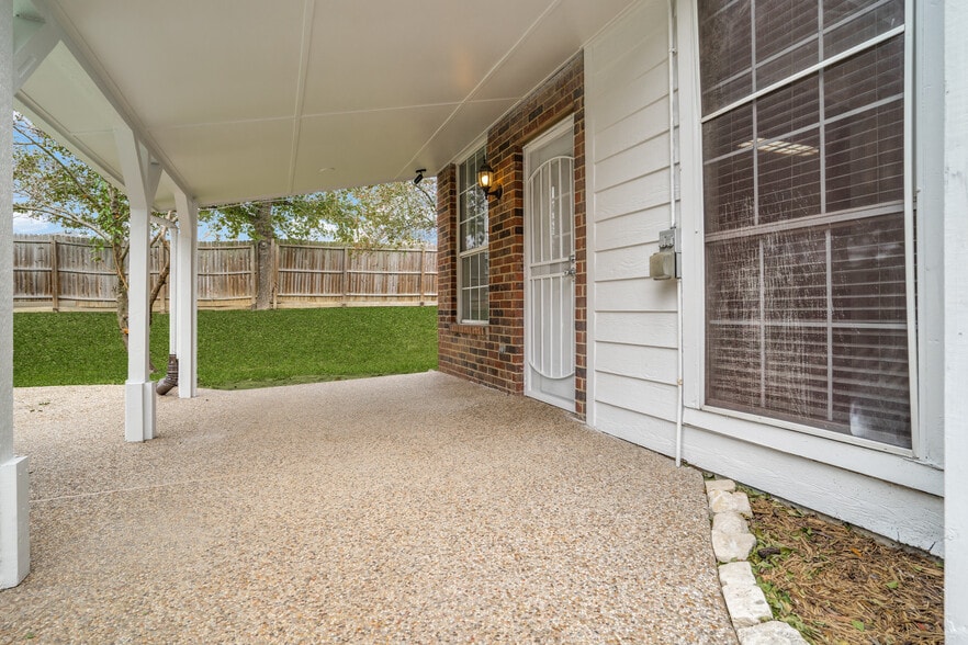 Covered patio - 3607 Creekview Ct