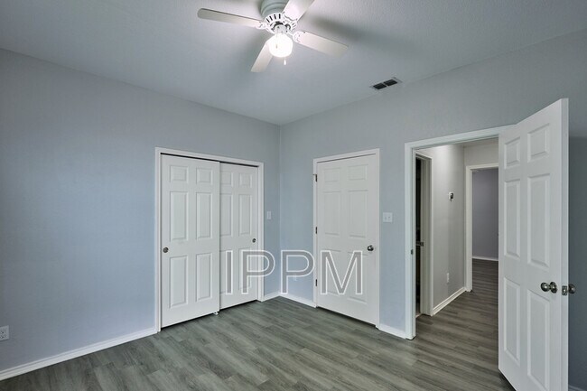 Building Photo - 1813 Lazy Lake Dr