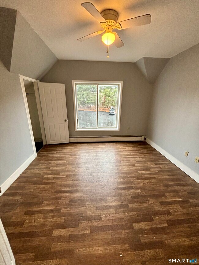 Building Photo - 411 Main St