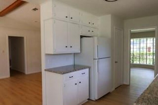 Building Photo - 109 Halo Dr