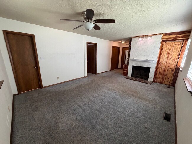 Building Photo - 2517 Chateau Dr