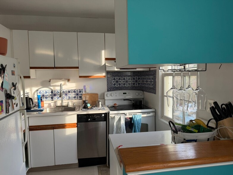 Kitchen - 1800 West Abingdon Drive