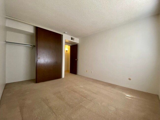 Building Photo - Charming 1 Bed 1 Bath Condo near Windsor L...