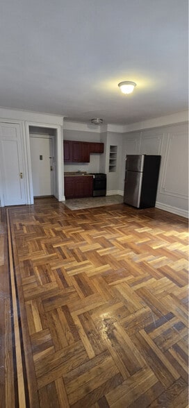 Primary Photo - 240 Crown St