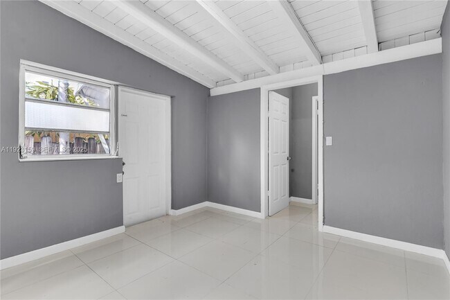 Building Photo - 2221 SW 13th St