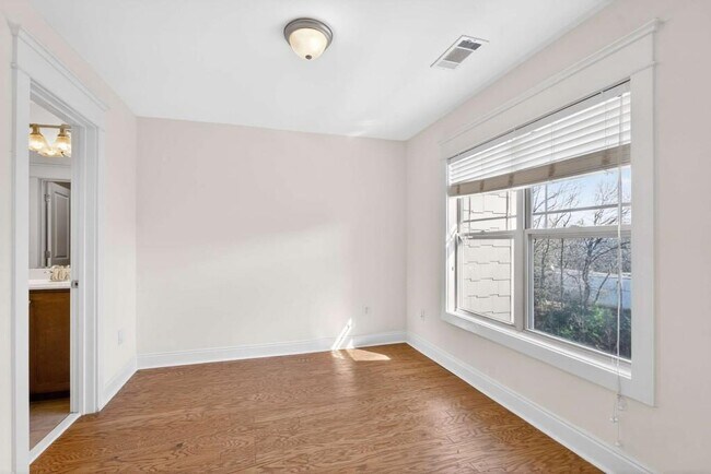 Building Photo - 655 Mead St SE