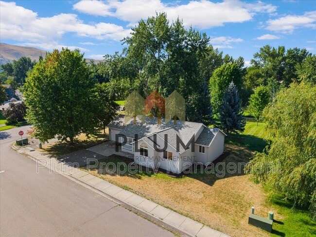 Building Photo - 5449 Golf Dr