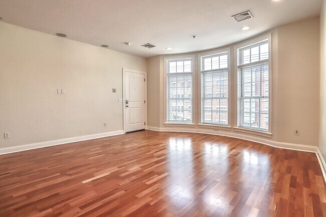 Building Photo - 303 Grand St