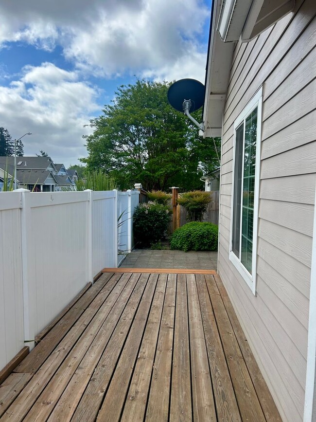 Building Photo - 938-940 Boardwalk Ave. NE