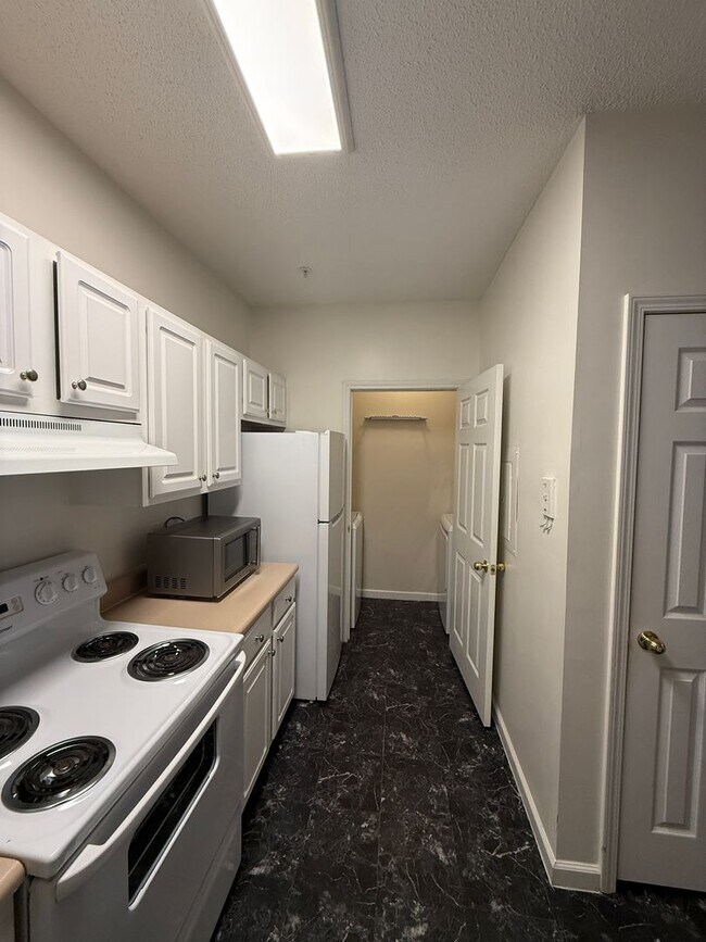 Building Photo - 9201 Walden Park Dr