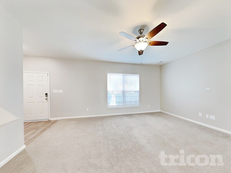 Building Photo - 2092 Roscommon Dr