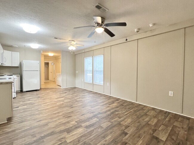 Building Photo - **COMING FIRST WEEK OF SEPTEMBER SPACIOUS 2 bd. 2 bath MOBILE HOME**