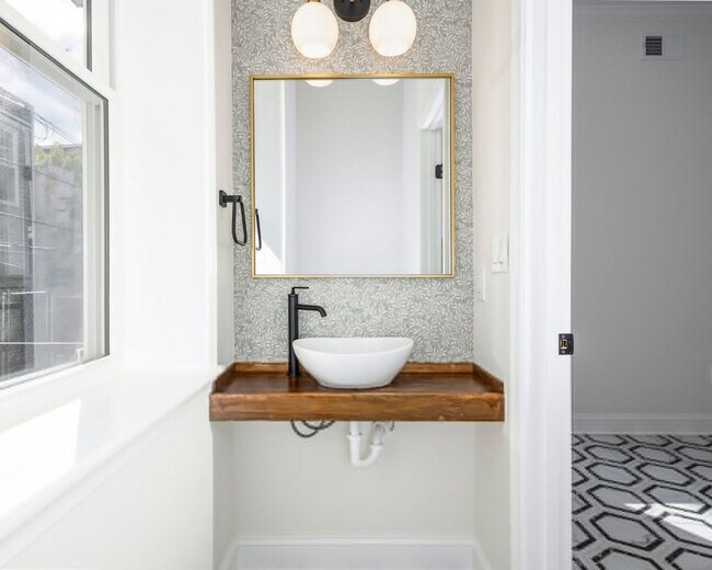 Building Photo - 1925 N 32nd St