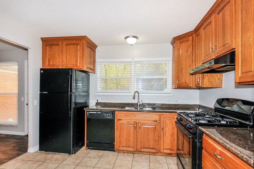 Building Photo - 13 Cricket Ct