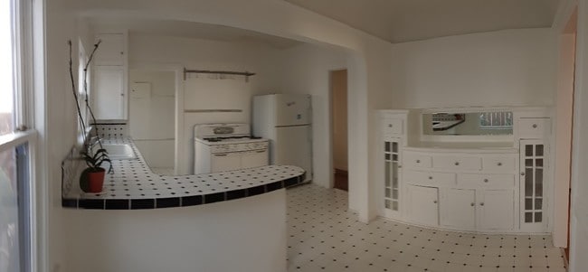 kitchen and breakfast room - 618 N La Jolla Ave