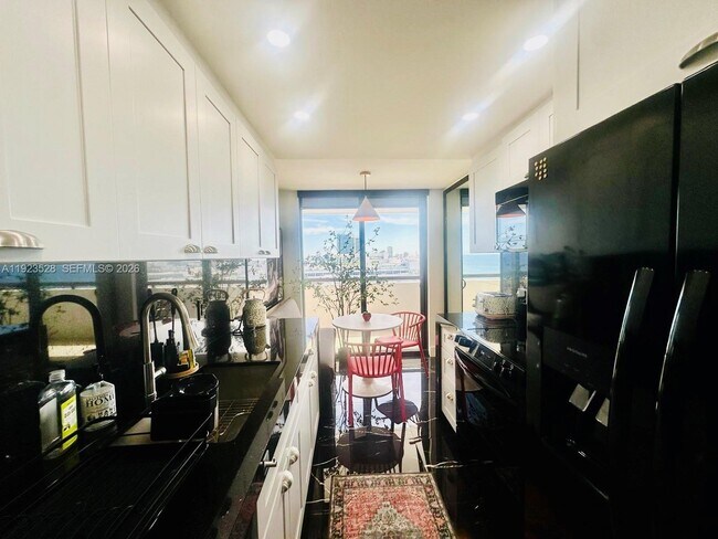 Building Photo - 2555 Collins Ave