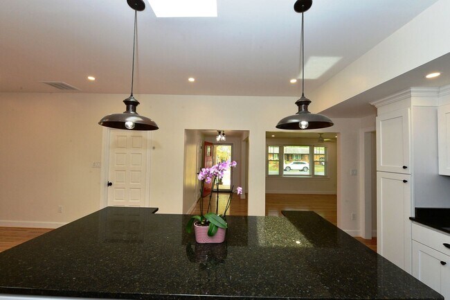 Building Photo - 817 Englewood Dr