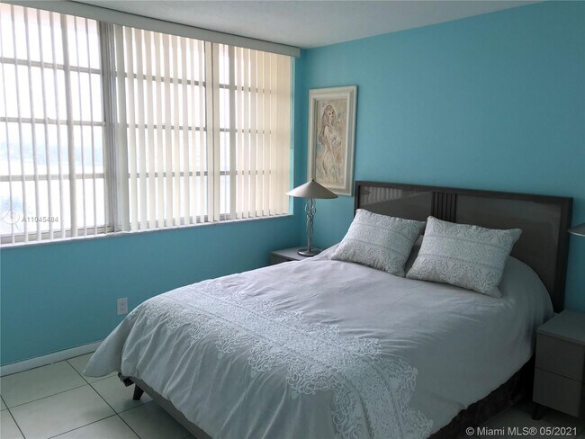 Building Photo - 1817 S Ocean Dr
