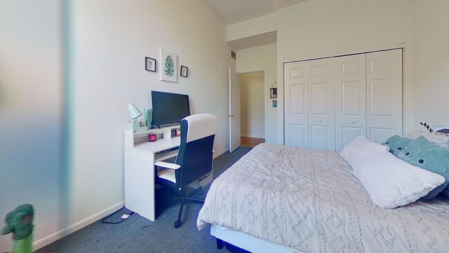 Building Photo - Third Floor Lincoln Park 3 Bed 2 Bath