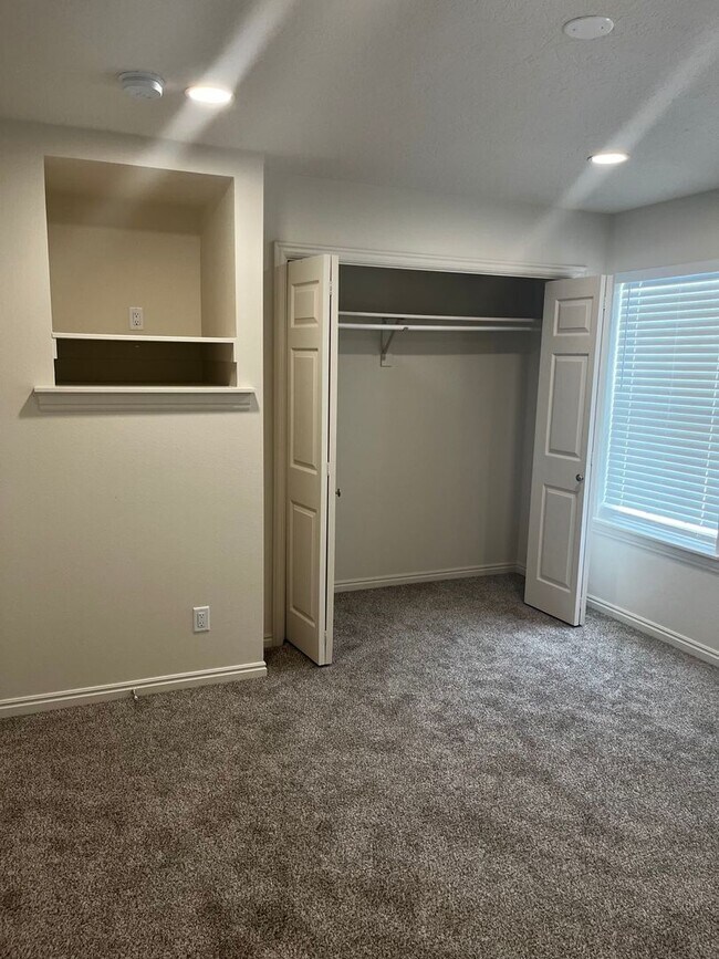 Building Photo - Newly Renovated Provo Townhouse